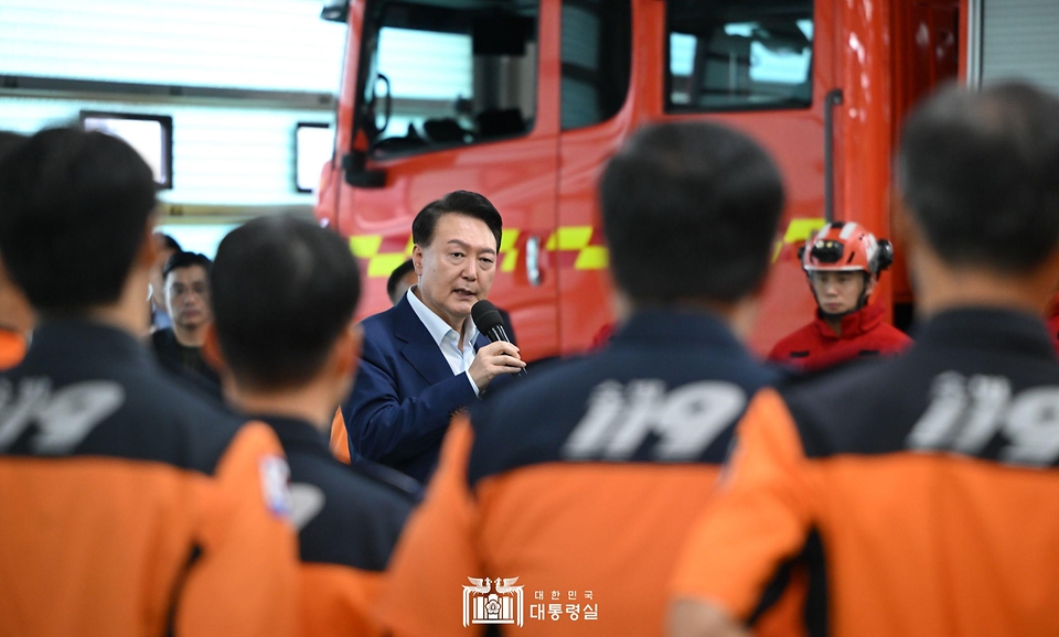 윤석열 대통령이 추석 연휴인 15일 서울 강서소방서를 방문해 근무 중인 소방관들을 격려하고 있다.