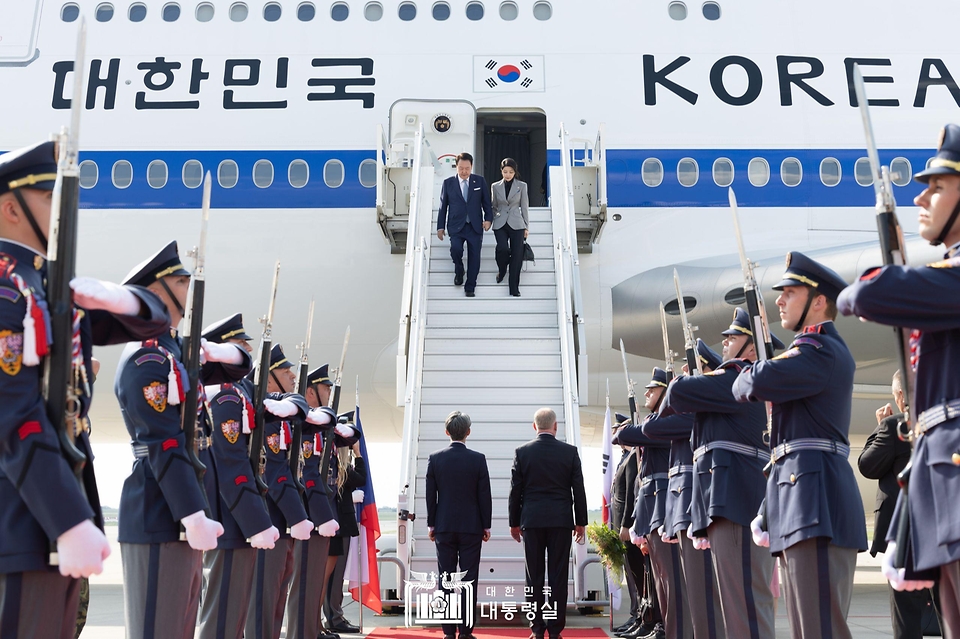 윤석열 대통령과 김건희 여사가 19일(현지시간) 체코 프라하 바츨라프 하벨 국제공항에 도착해 전용기인 공군 1호기에서 내리고 있다. 