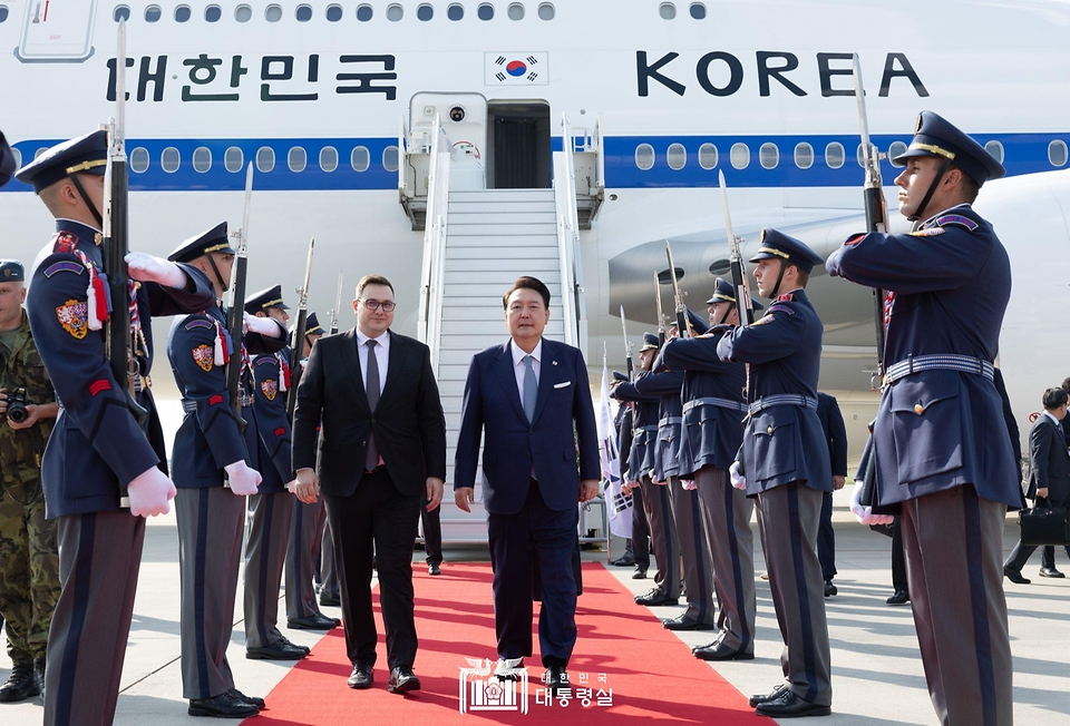 윤석열 대통령이 19일(현지시간) 체코 프라하 바츨라프 하벨 국제공항에 도착해 영접 인사와 함께 도열한 의장병 사이를 지나고 있다. 