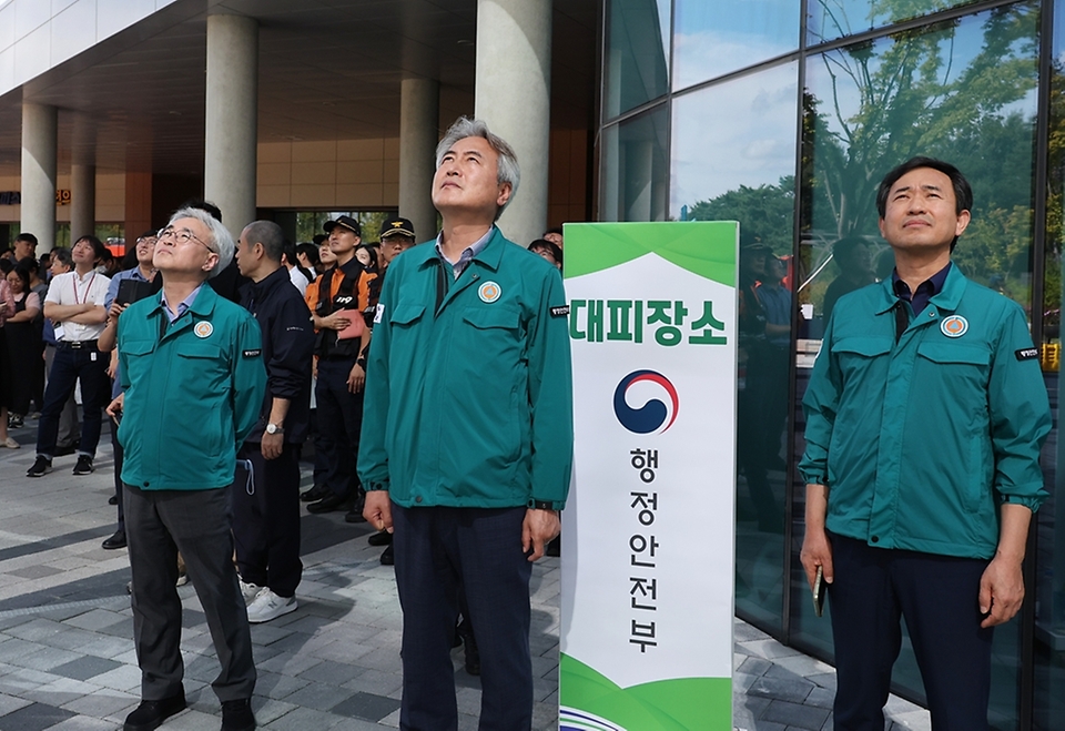 김광휘 행정안전부 정부청사관리본부장이 25일 세종시 정부세종청사 중앙동에서 열린 2024년 중앙동 합동 소방훈련에 참석해 훈련 과정을 참관 하고 있다.