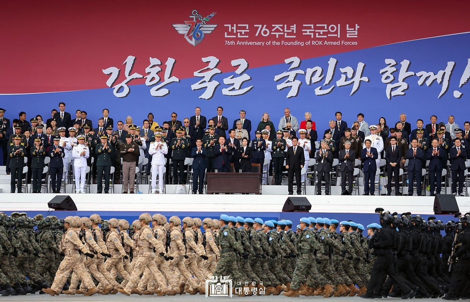 윤석열 대통령이 1일 성남 서울공항에서 건군 76주년 국군의 날 기념식을 주재했습니다.