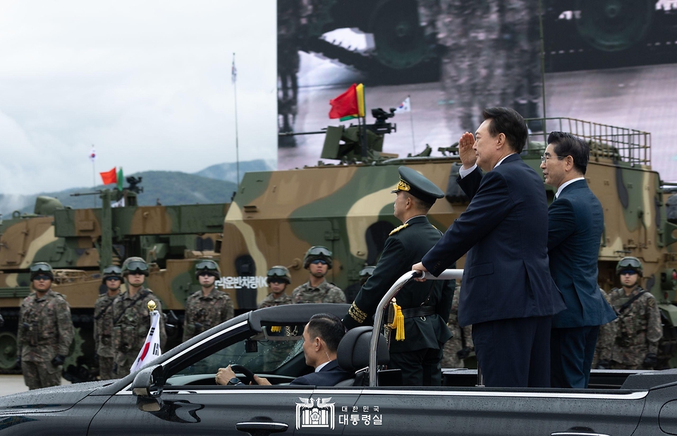 윤석열 대통령이 1일 성남 서울공항에서 건군 76주년 국군의 날 기념식을 주재했습니다.