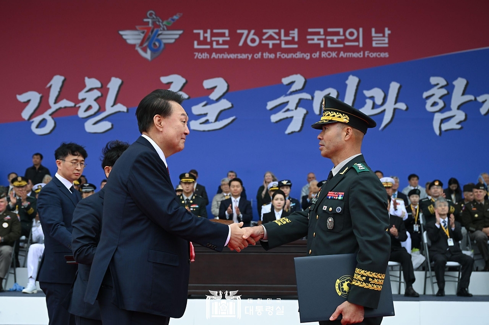 윤석열 대통령이 1일 성남 서울공항에서 건군 76주년 국군의 날 기념식을 주재했습니다.