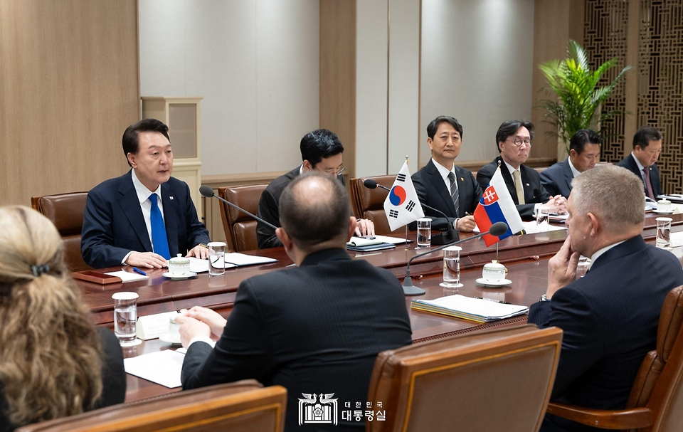 윤석열 대통령이 30일 용산 대통령실 청사에서 한국을 공식 방문 중인 ‘로베르트 피초(Robert Fico)’ 슬로바키아 총리와 정상회담을 갖고, 양국 간 협력 증진 방안과 지역 및 국제 정세에 대해 폭넓은 의견을 교환했습니다.