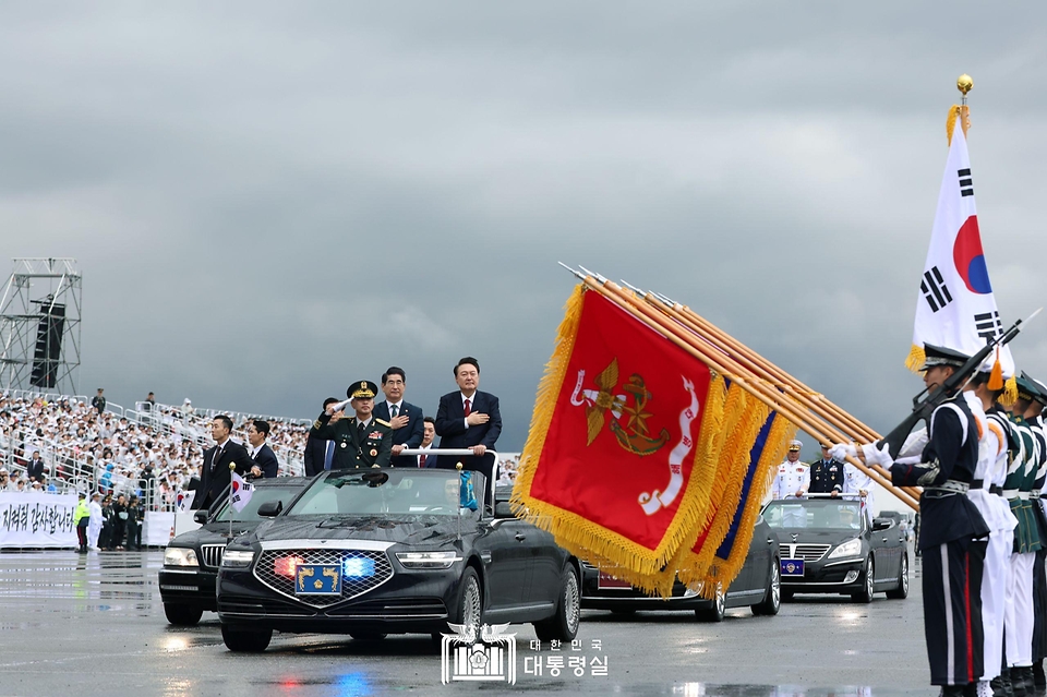 윤석열 대통령이 1일 성남 서울공항에서 건군 76주년 국군의 날 기념식을 주재했습니다.