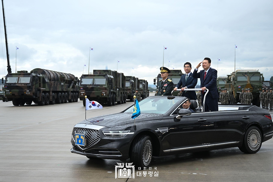 윤석열 대통령이 1일 성남 서울공항에서 건군 76주년 국군의 날 기념식을 주재했습니다.