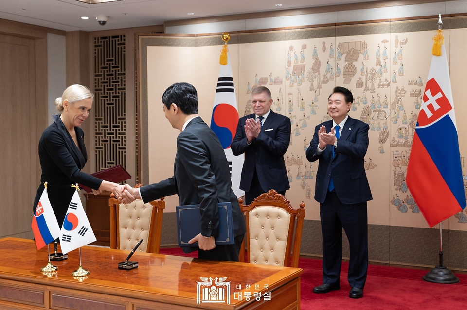 윤석열 대통령이 30일 용산 대통령실 청사에서 한국을 공식 방문 중인 ‘로베르트 피초(Robert Fico)’ 슬로바키아 총리와 정상회담을 갖고, 양국 간 협력 증진 방안과 지역 및 국제 정세에 대해 폭넓은 의견을 교환했습니다.