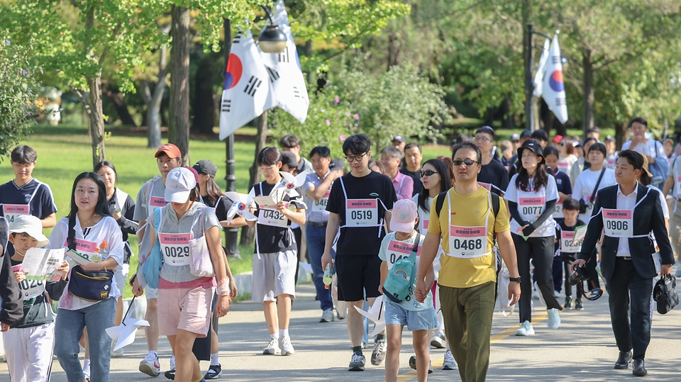 강정애 국가보훈부 장관이 28일 오전 서울시 동작구 국립서울현충원 현충선양광장에서 열린 2024 메모리얼 하이킹 행사에 참석하여 참가자들과 함께 현충원 둘레길을 걷고 있다.