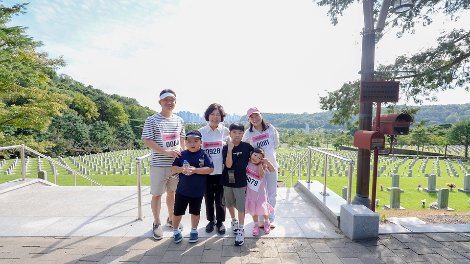 강정애 국가보훈부 장관이 28일 오전 서울시 동작구 국립서울현충원 현충선양광장에서 열린 2024 메모리얼 하이킹 행사에 참석하여 참가자들과 함께 현충원 둘레길을 걷고 있다.