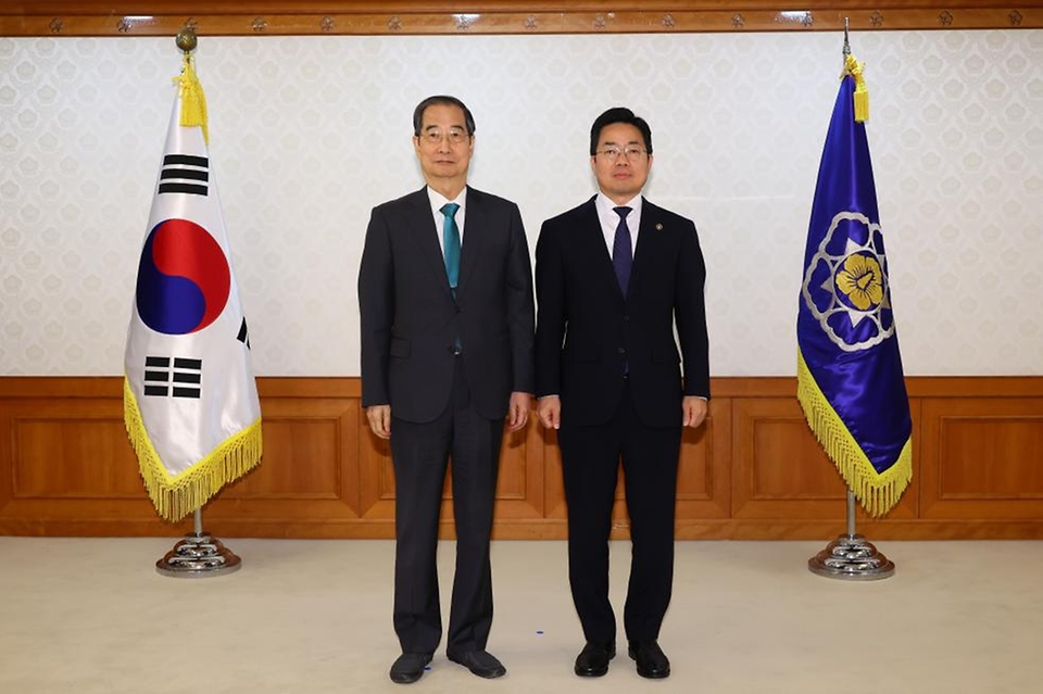 한덕수 국무총리가 2일 세종대로 정부서울청사에서 열린 차관급 임명장 수여식에서 임명장 전달 및 기념촬영을 하고 있다.