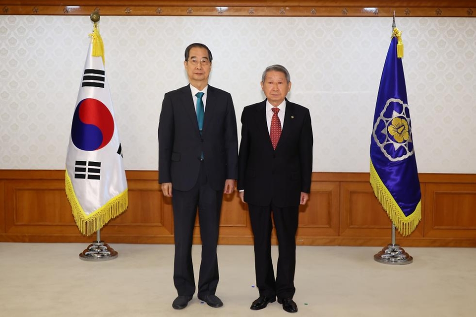 한덕수 국무총리가 2일 세종대로 정부서울청사에서 열린 차관급 임명장 수여식에서 임명장 전달 및 기념촬영을 하고 있다.