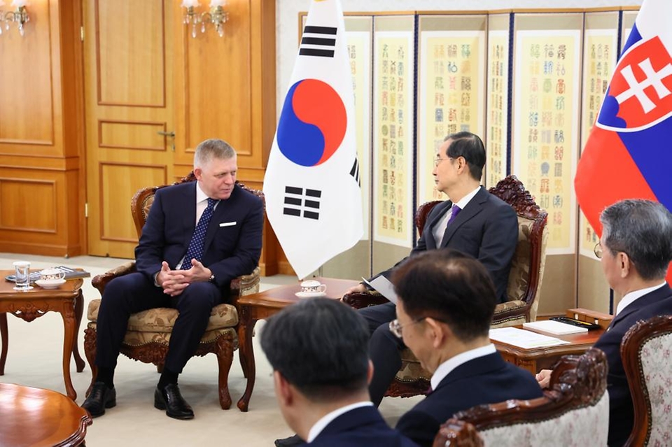 한덕수 국무총리가 30일 세종대로 정부서울청사에서 로베르트 피초 슬로바키아 총리를 접견,  인사 및 환담을 나누고 있다.