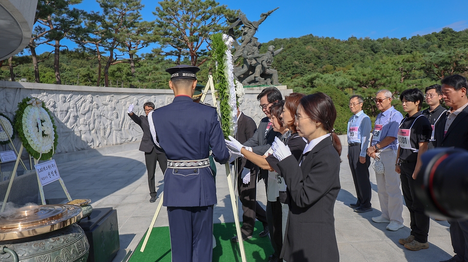 강정애 국가보훈부 장관이 28일 오전 서울시 동작구 국립서울현충원 현충선양광장에서 열린 2024 메모리얼 하이킹 행사에 참석하여 주요내빈들과 함께 현충탑에 헌화 및 분향을 하고 있다.