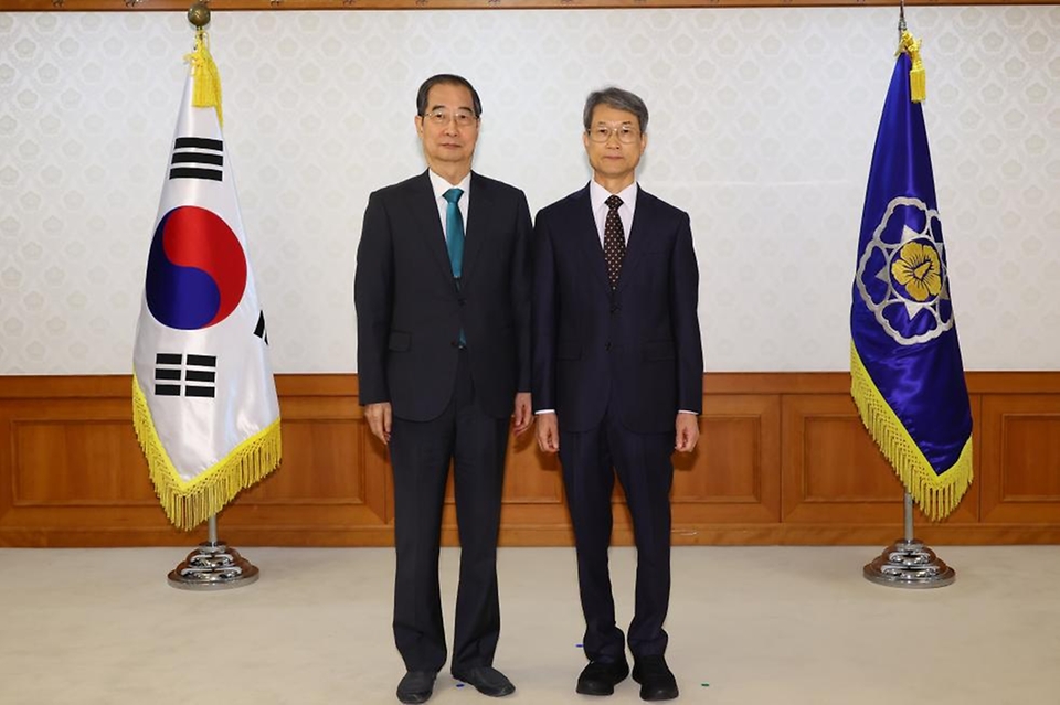 한덕수 국무총리가 2일 세종대로 정부서울청사에서 열린 차관급 임명장 수여식에서 임명장 전달 및 기념촬영을 하고 있다.