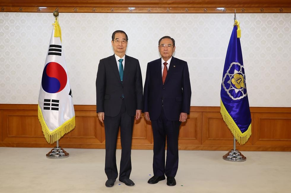 한덕수 국무총리가 2일 세종대로 정부서울청사에서 열린 차관급 임명장 수여식에서 임명장 전달 및 기념촬영을 하고 있다.