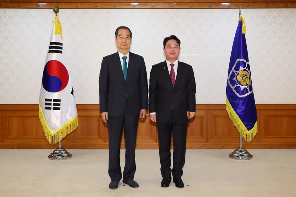 한덕수 국무총리가 2일 세종대로 정부서울청사에서 열린 차관급 임명장 수여식에서 임명장 전달 및 기념촬영을 하고 있다.