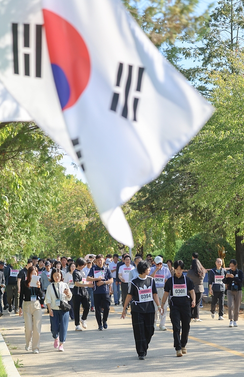 강정애 국가보훈부 장관이 28일 오전 서울시 동작구 국립서울현충원 현충선양광장에서 열린 2024 메모리얼 하이킹 행사에 참석하여 참가자들과 함께 현충원 둘레길을 걷고 있다.