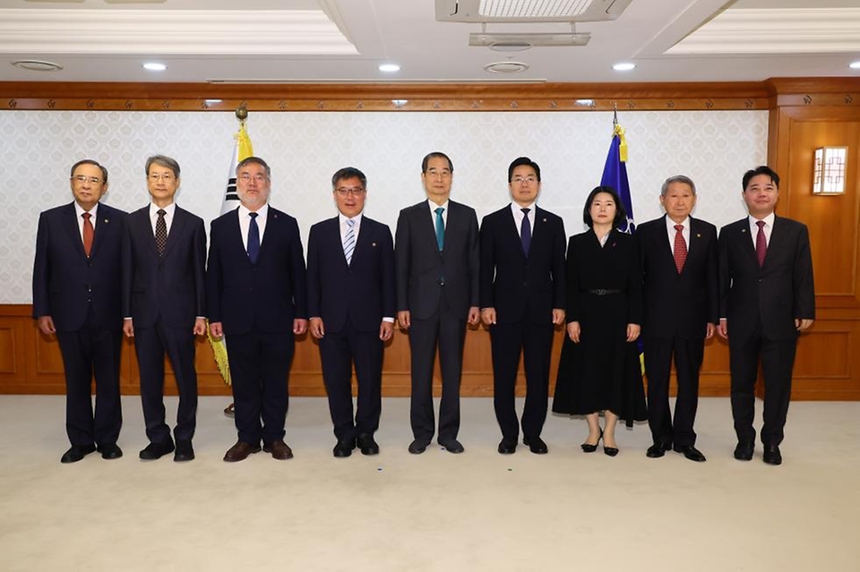 한덕수 국무총리가 2일 세종대로 정부서울청사에서 열린 차관급 임명장 수여식에서 임명장 전달 및 기념촬영을 하고 있다.