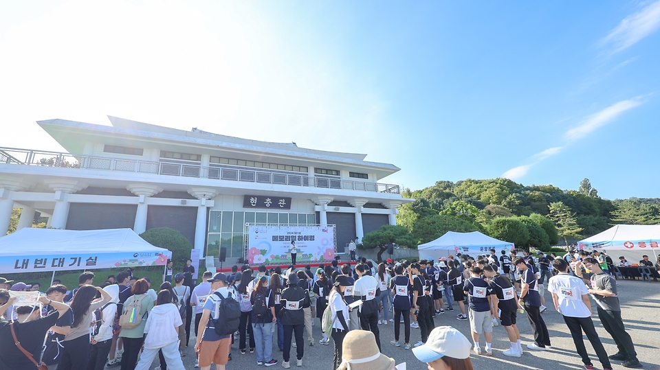 강정애 국가보훈부 장관이 28일 오전 서울시 동작구 국립서울현충원 현충선양광장에서 열린 2024 메모리얼 하이킹 행사에 참석하여 인사말씀을 하고 있다.