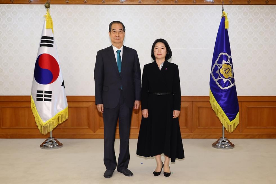 한덕수 국무총리가 2일 세종대로 정부서울청사에서 열린 차관급 임명장 수여식에서 임명장 전달 및 기념촬영을 하고 있다.