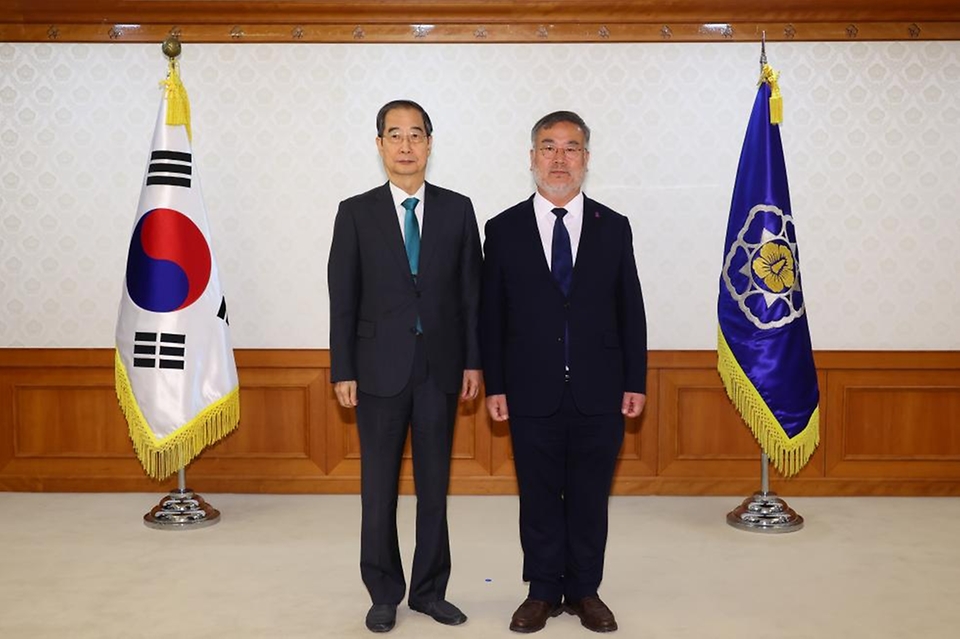 한덕수 국무총리가 2일 세종대로 정부서울청사에서 열린 차관급 임명장 수여식에서 임명장 전달 및 기념촬영을 하고 있다.