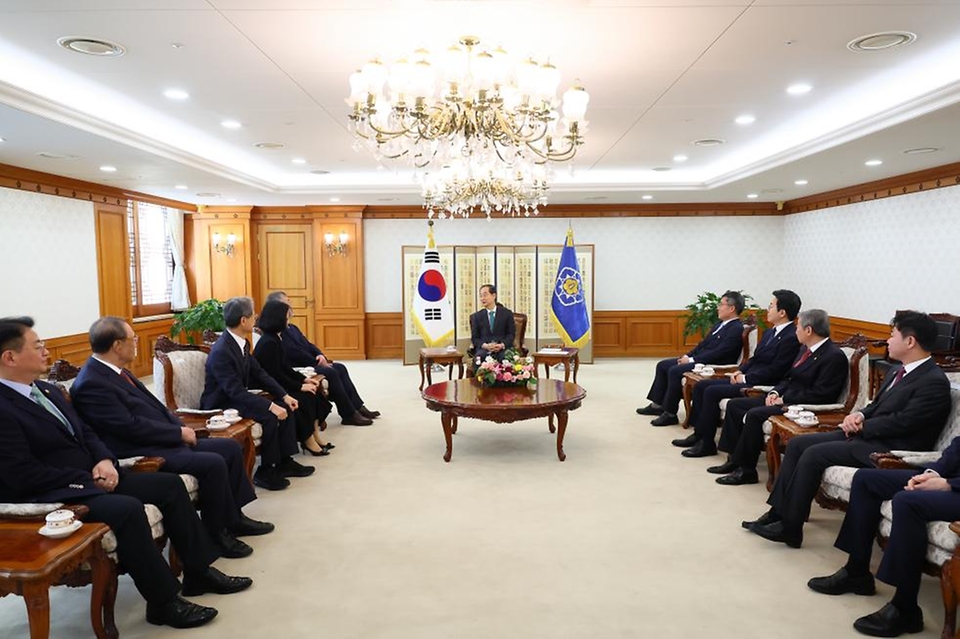 한덕수 국무총리가 2일 세종대로 정부서울청사에서 열린 차관급 임명장 수여식에서 임명장 전달 및 기념촬영을 하고 있다.