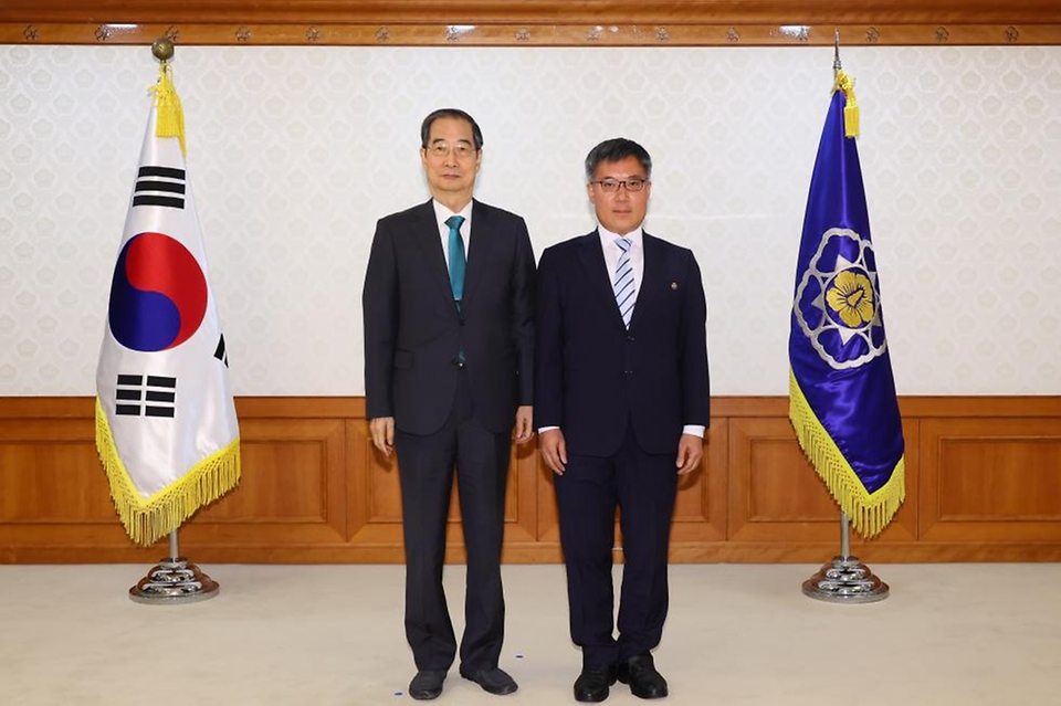 한덕수 국무총리가 2일 세종대로 정부서울청사에서 열린 차관급 임명장 수여식에서 임명장 전달 및 기념촬영을 하고 있다.