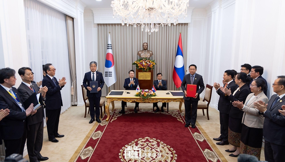 10월 10일 아세안 관련 정상회의 참석을 위해 라오스 비엔티안을 방문 중인 윤석열 대통령은 ‘통룬 시술릿 (Thongloun Sisoulith)’ 라오스 국가주석과 한-라오스 MOU 서명식에 임석했습니다.