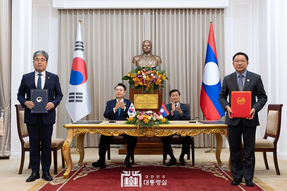 10월 10일 아세안 관련 정상회의 참석을 위해 라오스 비엔티안을 방문 중인 윤석열 대통령은 ‘통룬 시술릿 (Thongloun Sisoulith)’ 라오스 국가주석과 한-라오스 MOU 서명식에 임석했습니다.