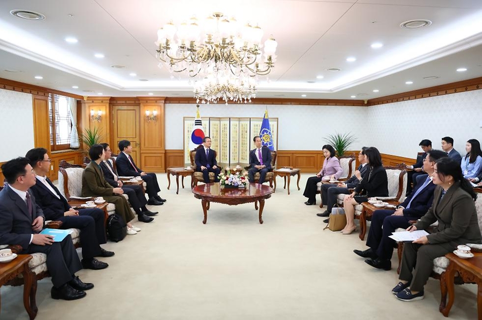 한덕수 국무총리가 10일 세종대로 정부서울청사에서 정부업무평가위원에게 위촉장 수여 및 기념촬영을 하고 있다.