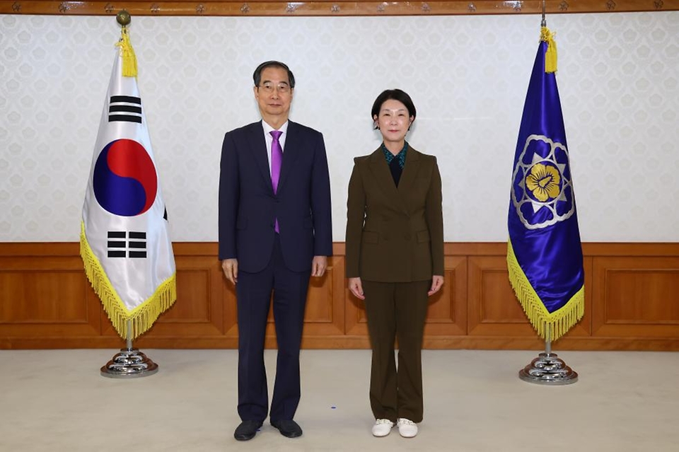 한덕수 국무총리가 10일 세종대로 정부서울청사에서 정부업무평가위원에게 위촉장 수여 및 기념촬영을 하고 있다.