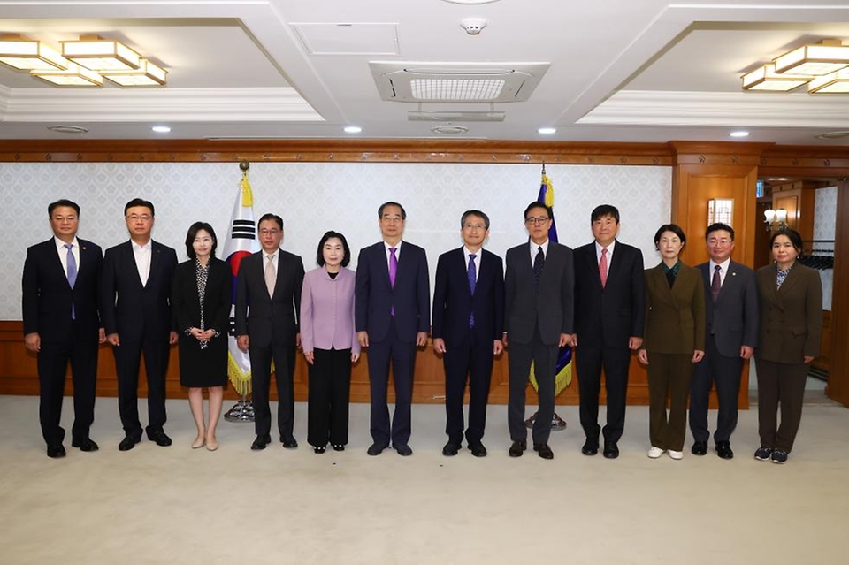 한덕수 국무총리가 10일 세종대로 정부서울청사에서 정부업무평가위원에게 위촉장 수여 및 기념촬영을 하고 있다.