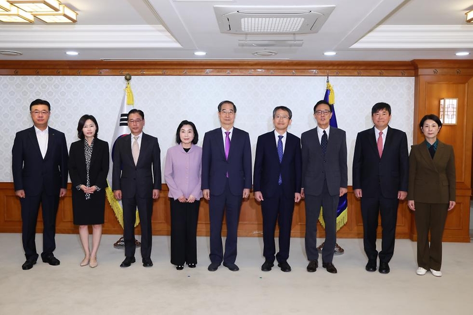 한덕수 국무총리가 10일 세종대로 정부서울청사에서 정부업무평가위원에게 위촉장 수여 및 기념촬영을 하고 있다.