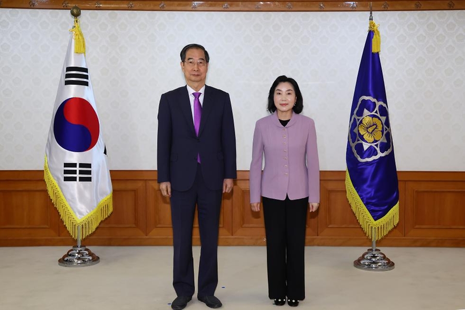 한덕수 국무총리가 10일 세종대로 정부서울청사에서 정부업무평가위원에게 위촉장 수여 및 기념촬영을 하고 있다.