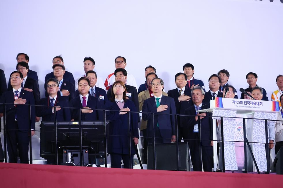 한덕수 국무총리가 11일 경남 김해시 김해종합운동장에서 열린 제105회 전국체육대회 개막식에 참석, 기념사를 하고 있다.