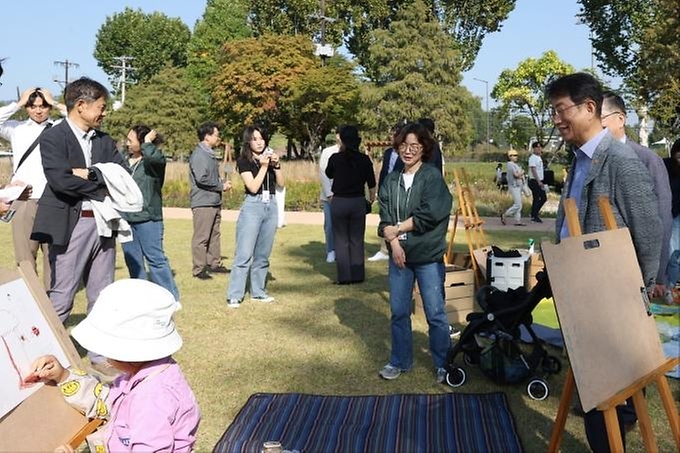 서울 용산어린이정원에서 12일부터 13일까지 이틀간 열리는 ‘용산어린이정원 아트페스티벌’을 방문한 박상우 국토교통부 장관이 행사 현장을 둘러보고 있다.