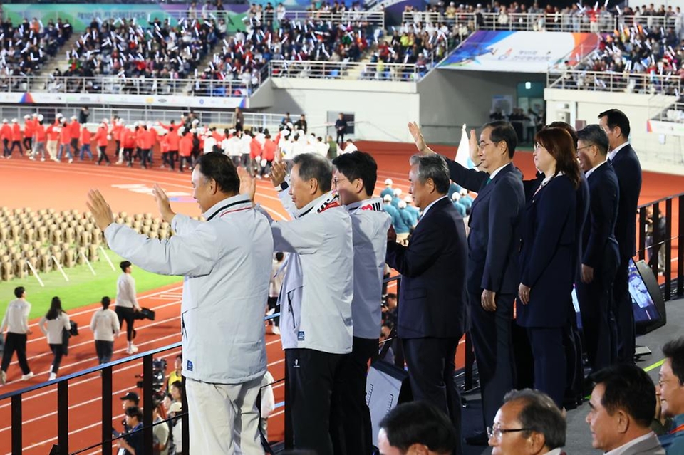 한덕수 국무총리가 11일 경남 김해시 김해종합운동장에서 열린 제105회 전국체육대회 개막식에 참석, 기념사를 하고 있다.