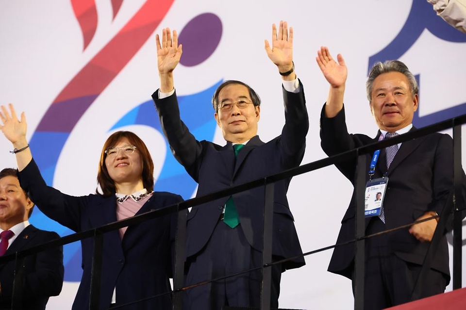 한덕수 국무총리가 11일 경남 김해시 김해종합운동장에서 열린 제105회 전국체육대회 개막식에 참석, 기념사를 하고 있다.