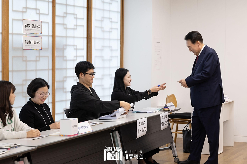 10월 16일 윤석열 대통령은 2024년 하반기 재·보궐선거일인 오늘 서울 용산공예관에 마련된 투표소에서 소중한 한 표를 행사했습니다.