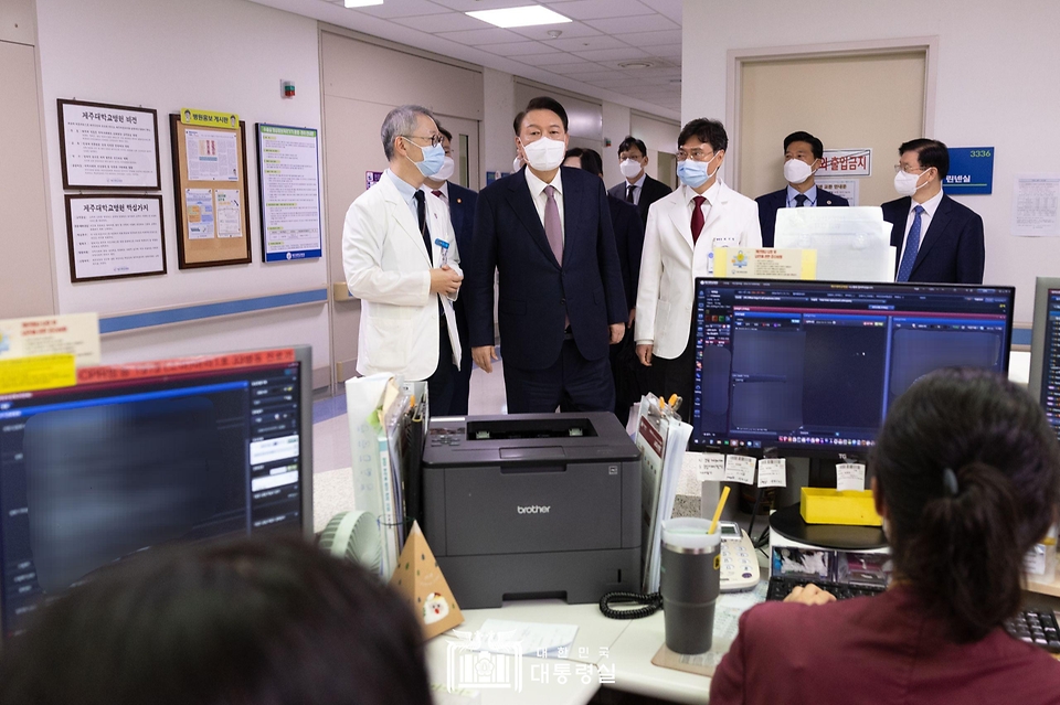 10월 15일 윤석열 대통령은 제주대학교병원을 방문해 의료현장에서 환자 곁을 지키고 있는 의료진을 격려하고 의견을 청취했습니다.