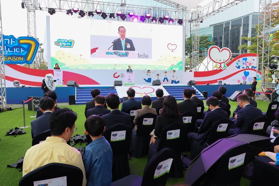 한덕수 국무총리가 18일 송파 롯데월드타워 잔디광장에서 열린 ‘조선일보 아이가 행복입니다’ 행사에 참석, 기념연설을 하고 있다.