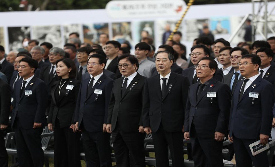 한덕수 국무총리가 19일 전남 보성군 한국차문화공원에서 열린 여수·순천 10·19사건 제76주기 합동 추념식에 참석, 추념사를 하고 있다.