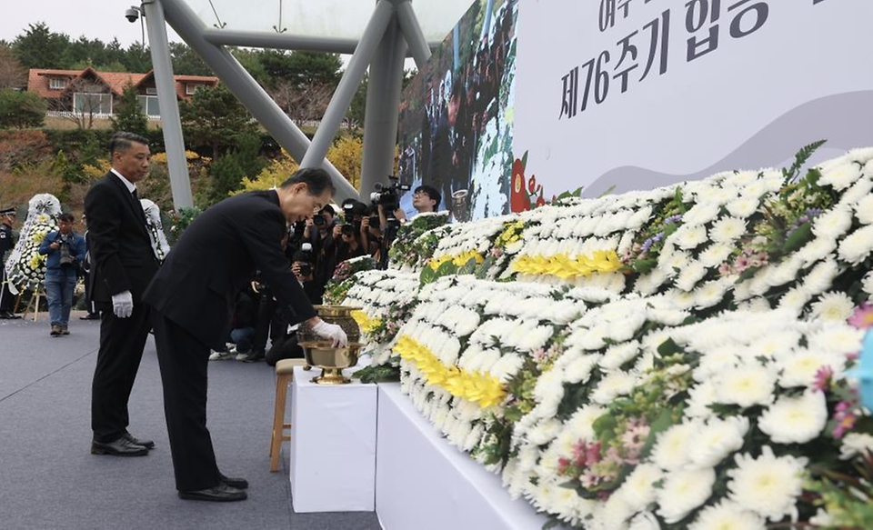 한덕수 국무총리가 19일 전남 보성군 한국차문화공원에서 열린 여수·순천 10·19사건 제76주기 합동 추념식에 참석, 추념사를 하고 있다.