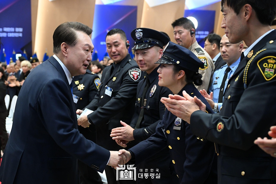 10월 21일 윤석열 대통령은 경찰청에서 열린  제79주년 경찰의 날 기념식에 참석했습니다.