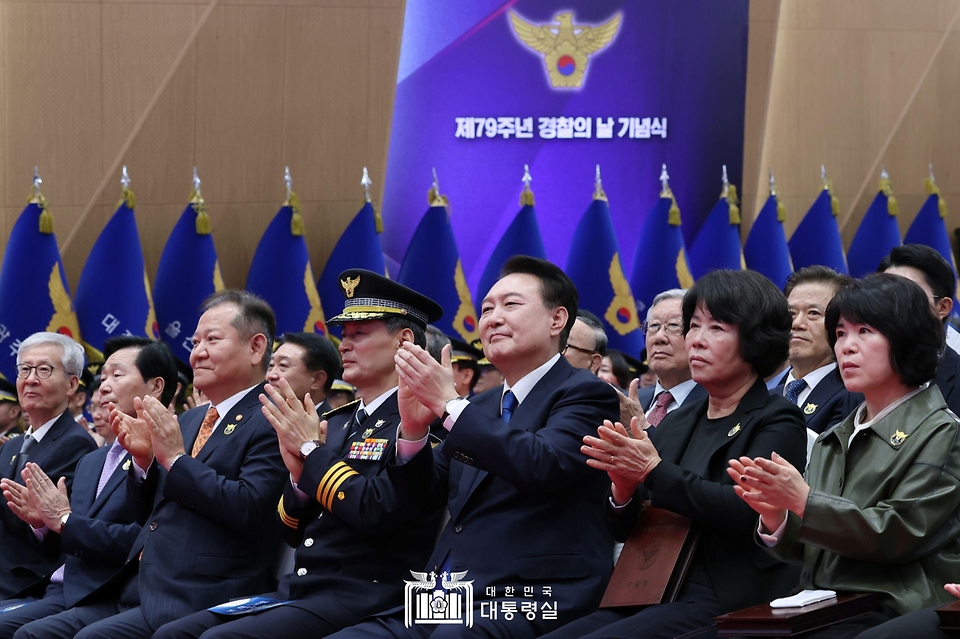 10월 21일 윤석열 대통령은 경찰청에서 열린  제79주년 경찰의 날 기념식에 참석했습니다.