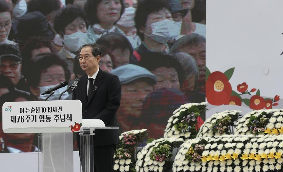 한덕수 국무총리가 19일 전남 보성군 한국차문화공원에서 열린 여수·순천 10·19사건 제76주기 합동 추념식에 참석, 추념사를 하고 있다.