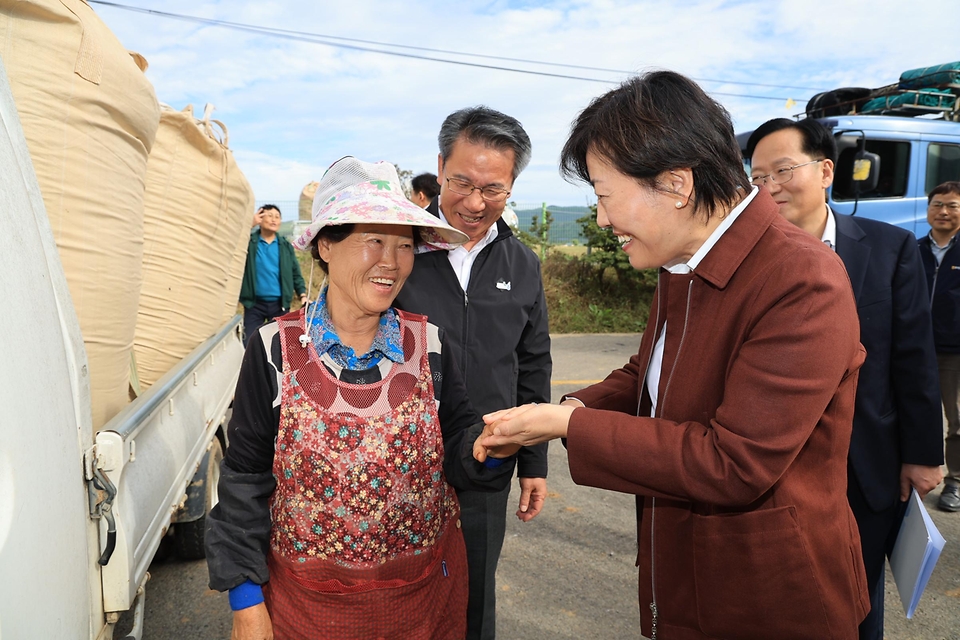 송미령 농림축산식품부 장관은 본격적인 벼 수확기를 맞아 10월 21일(월) 오후 충남 서산시 운산면 산지유통업체를 방문하여 2024년 수확기 쌀 수급상황을 점검하고, 지난 9월 피해벼 등으로 어려움을 겪은 농업인들을 격려하였습니다.