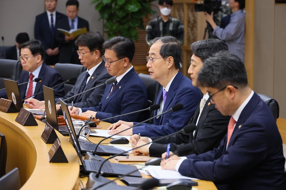 한덕수 국무총리가 22일 세종 다솜로 정부세종청사에서 열린 국무회의를 주재, 모두발언을 하고 있다.