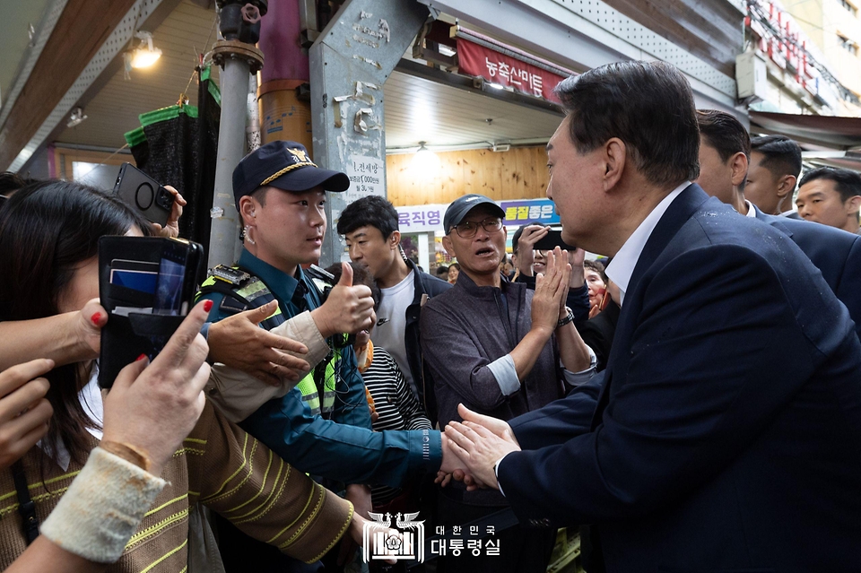 10월 22일 윤석열 대통령은 부산역 인근 전통시장인 초량시장을 방문해 시장을 찾은 시민과 상인들을 응원하고 격려했습니다.