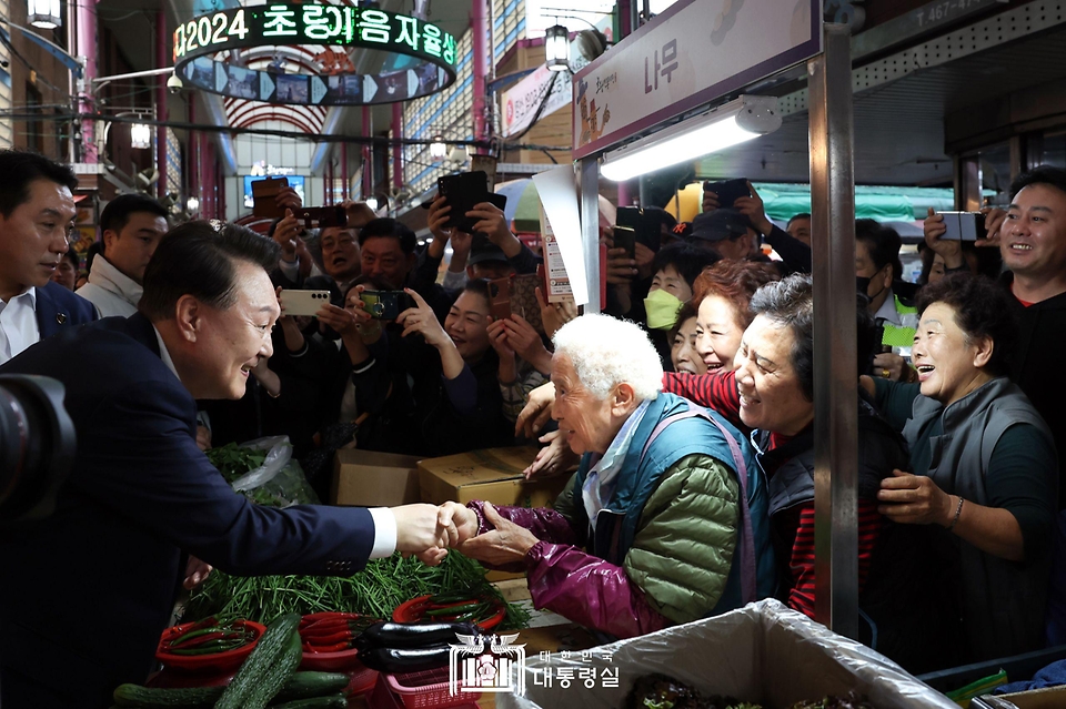 10월 22일 윤석열 대통령은 부산역 인근 전통시장인 초량시장을 방문해 시장을 찾은 시민과 상인들을 응원하고 격려했습니다.